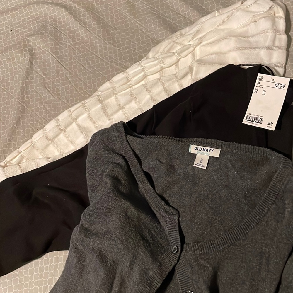 Womens white croft & borrow size Large. H&M BLACK Size XL NWT. Old Navy gray XL